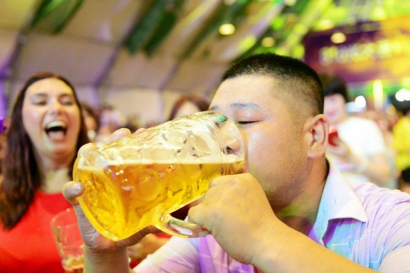 正常人喝多少啤酒会达到酒驾、醉架标准？